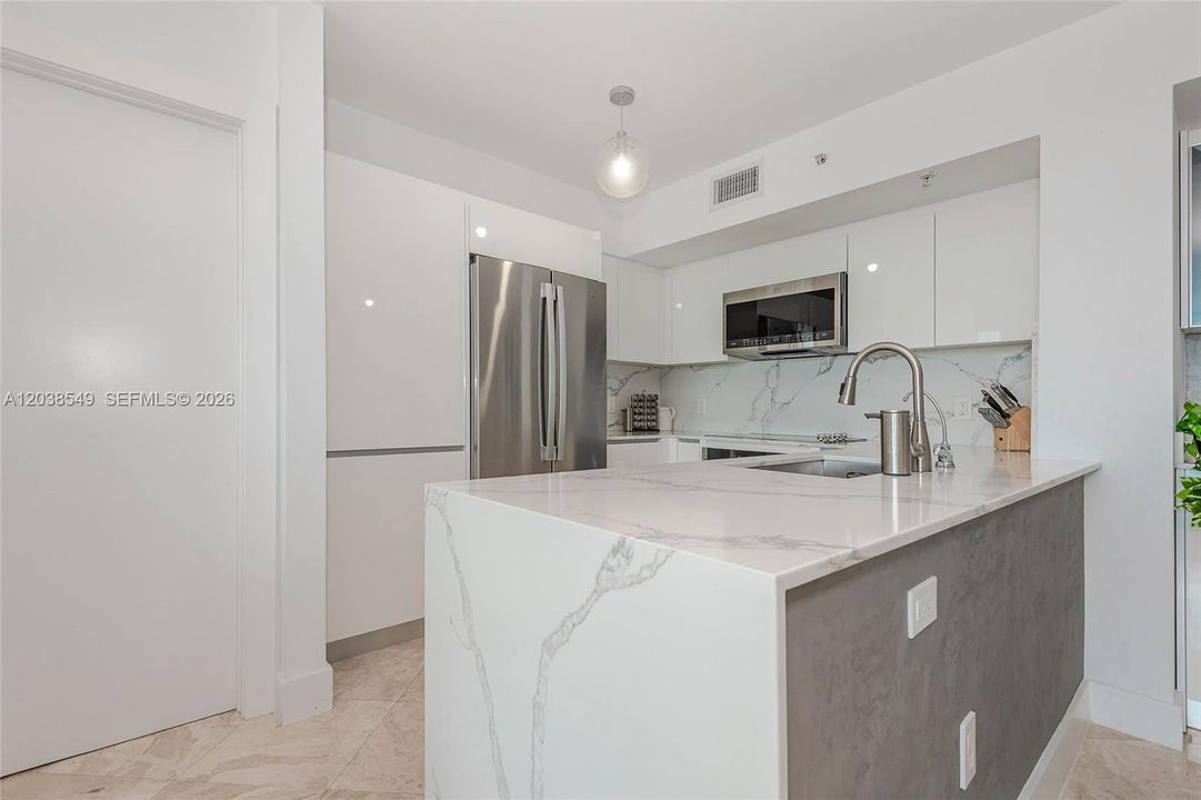 For Rent: $5,900 (2 beds, 2 baths, 1080 Square Feet)