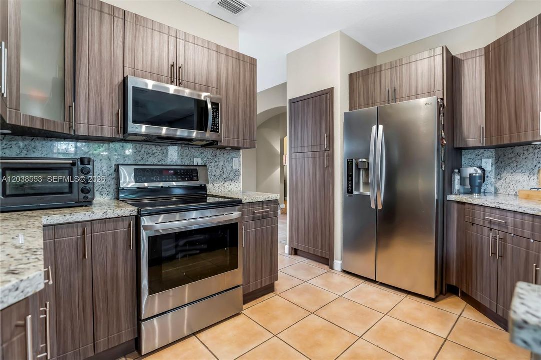 En Venta: $720,000 (4 camas, 2 baños, 2034 Pies cuadrados)