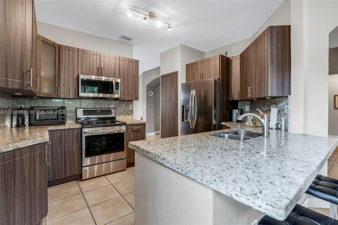 En Venta: $720,000 (4 camas, 2 baños, 2034 Pies cuadrados)
