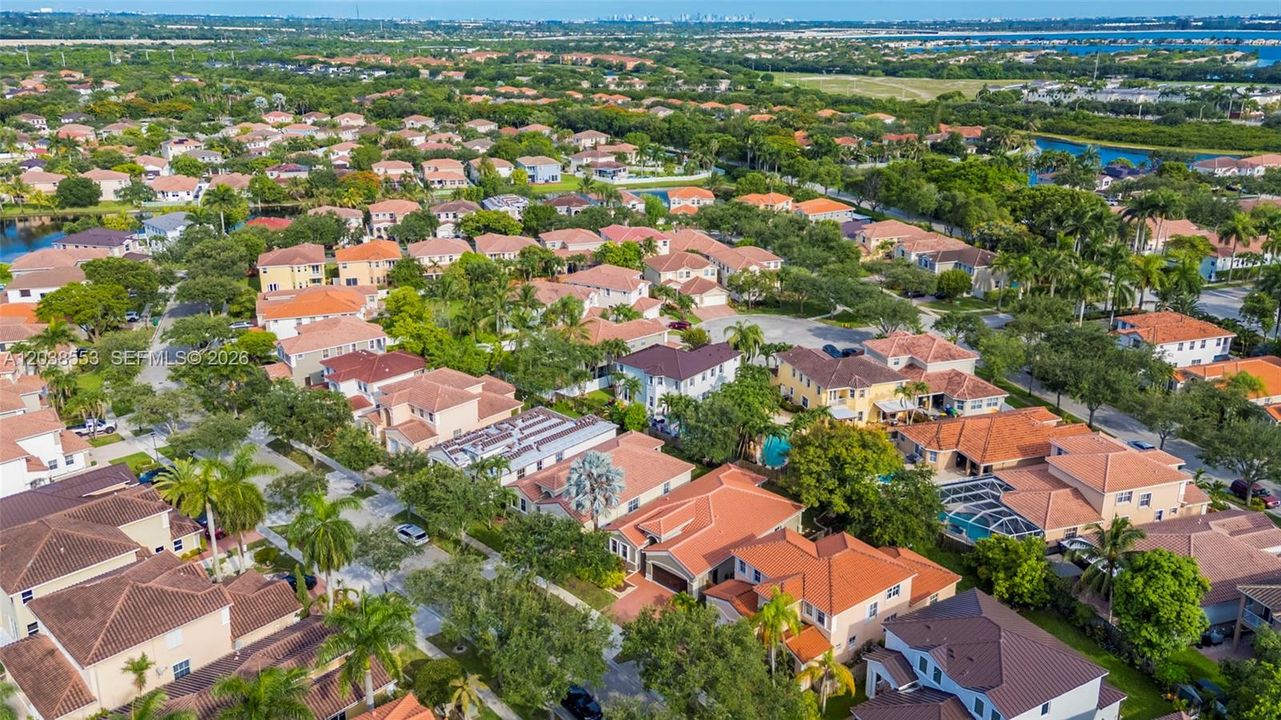 En Venta: $720,000 (4 camas, 2 baños, 2034 Pies cuadrados)