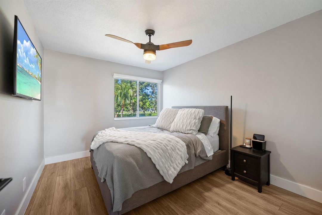 25-web-or-mls-22612-middletown-dr