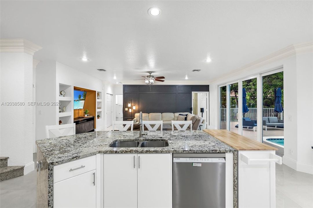 OPEN TO FAMILY ROOM