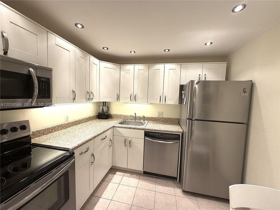 For Sale: $215,000 (1 beds, 1 baths, 913 Square Feet)
