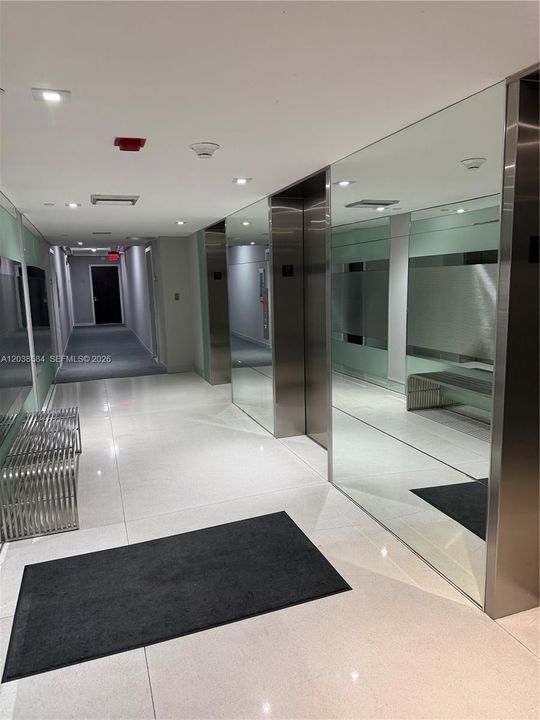 For Sale: $215,000 (1 beds, 1 baths, 913 Square Feet)