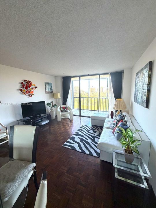 For Sale: $215,000 (1 beds, 1 baths, 913 Square Feet)