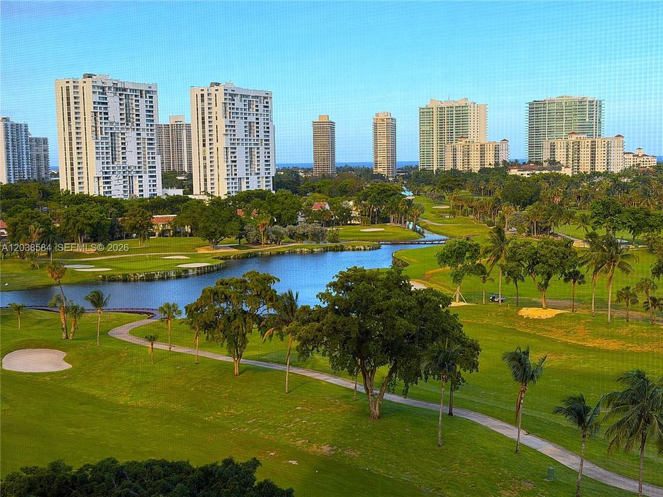 For Sale: $215,000 (1 beds, 1 baths, 913 Square Feet)