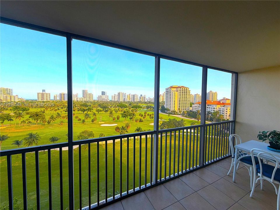 For Sale: $215,000 (1 beds, 1 baths, 913 Square Feet)