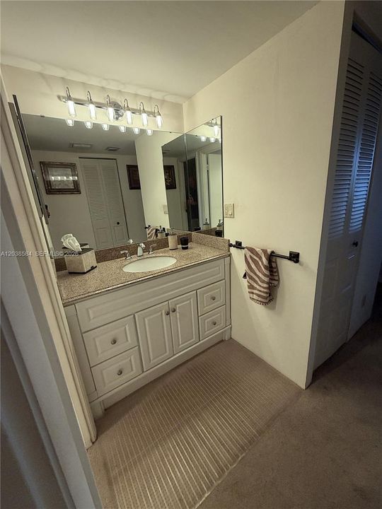 For Sale: $215,000 (1 beds, 1 baths, 913 Square Feet)