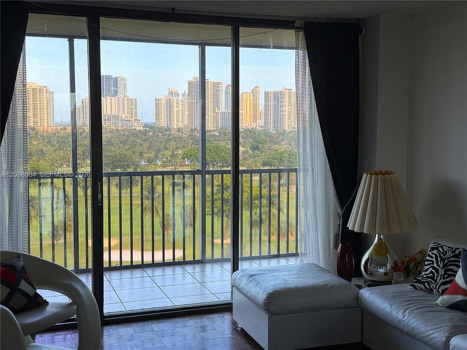For Sale: $215,000 (1 beds, 1 baths, 913 Square Feet)