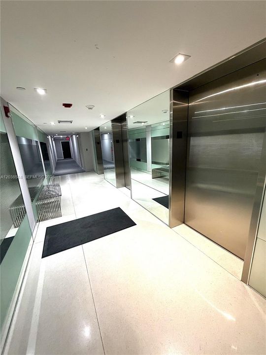 For Sale: $215,000 (1 beds, 1 baths, 913 Square Feet)