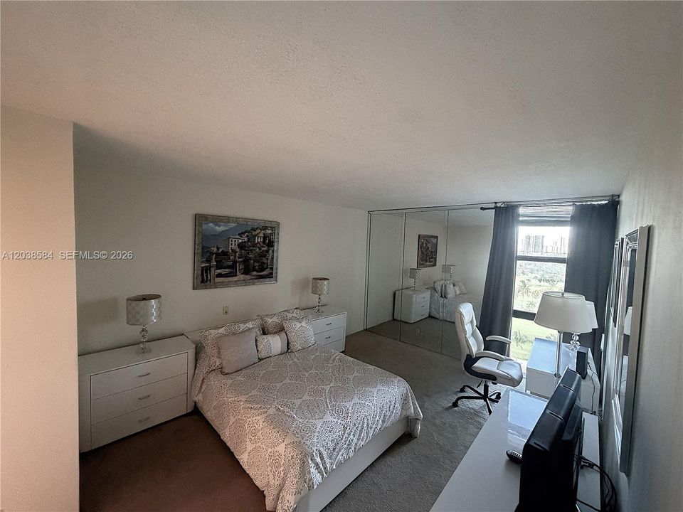 For Sale: $215,000 (1 beds, 1 baths, 913 Square Feet)