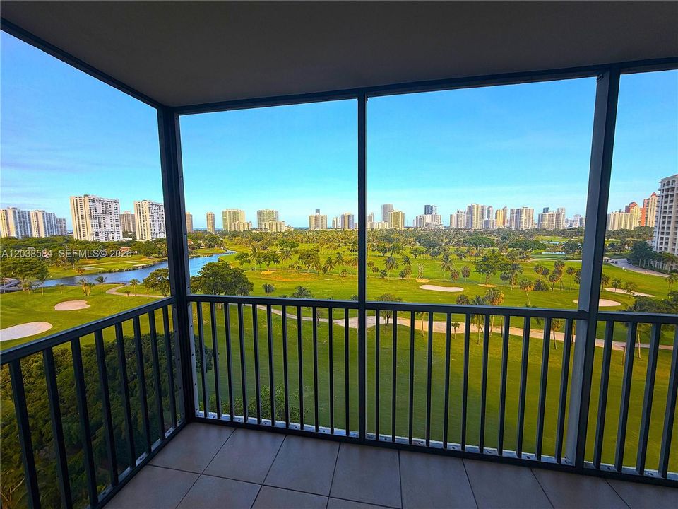 For Sale: $215,000 (1 beds, 1 baths, 913 Square Feet)