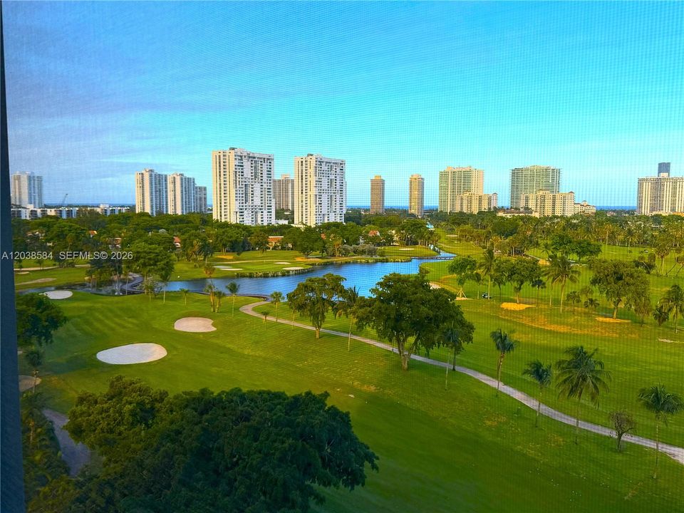For Sale: $215,000 (1 beds, 1 baths, 913 Square Feet)