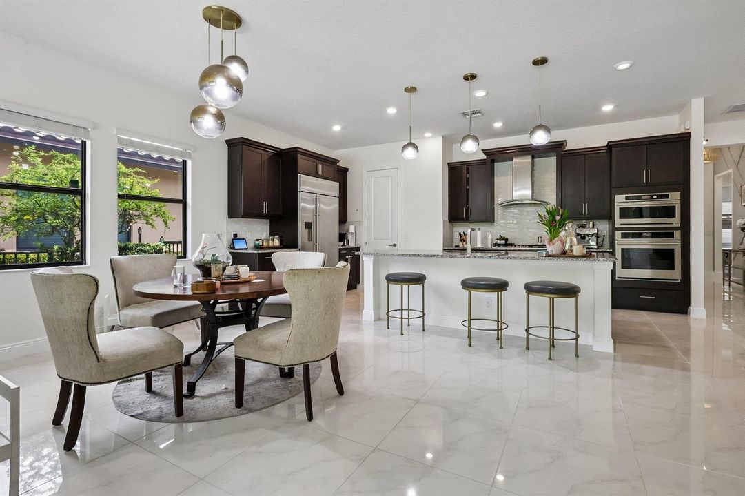 KITCHEN/DINING