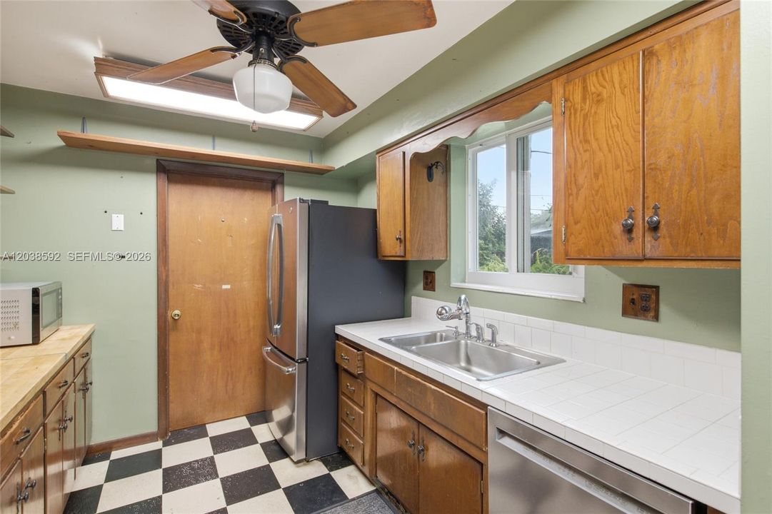 For Sale: $475,000 (3 beds, 2 baths, 1806 Square Feet)