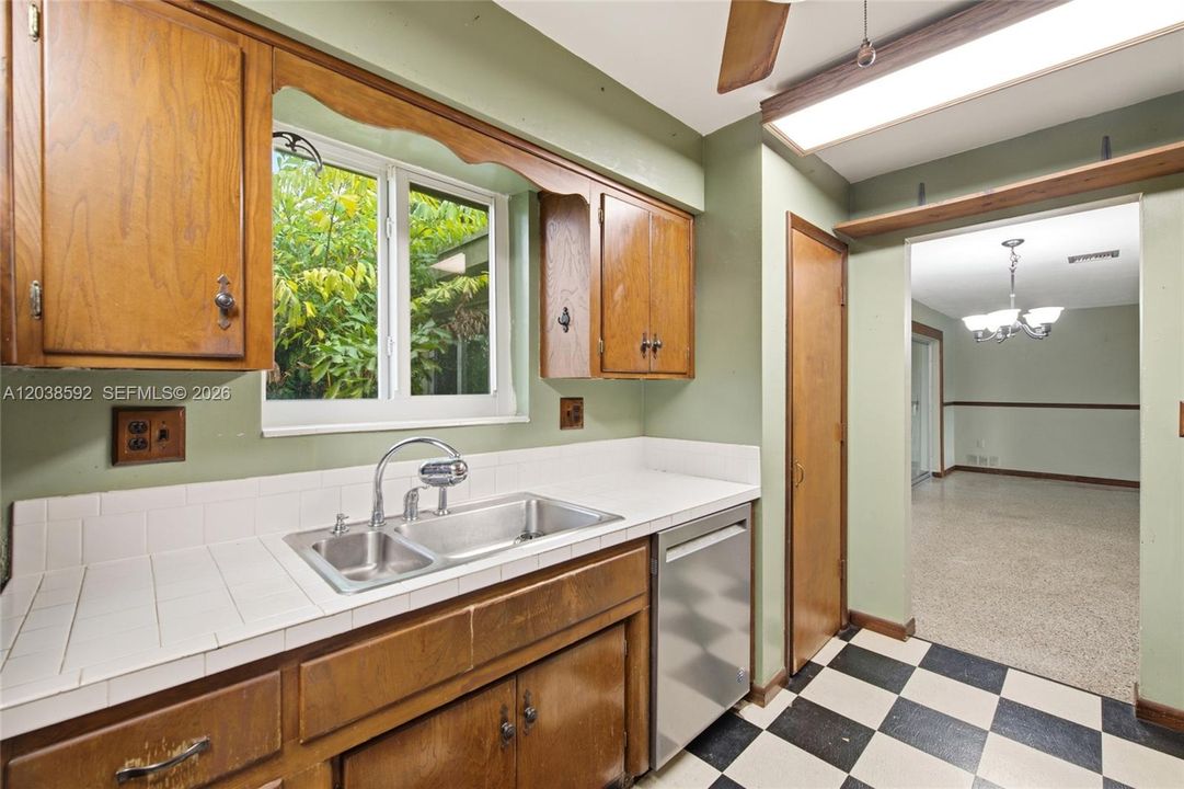 For Sale: $475,000 (3 beds, 2 baths, 1806 Square Feet)