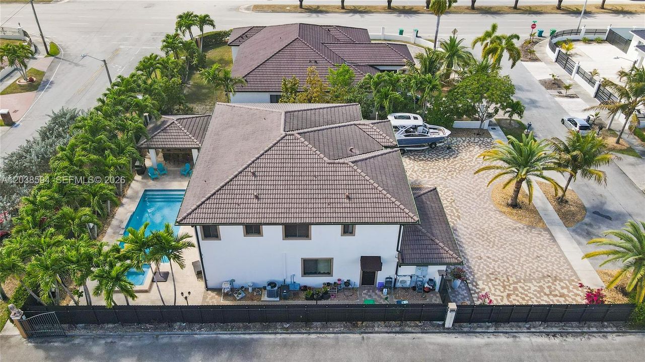 For Sale: $1,499,000 (5 beds, 4 baths, 3529 Square Feet)