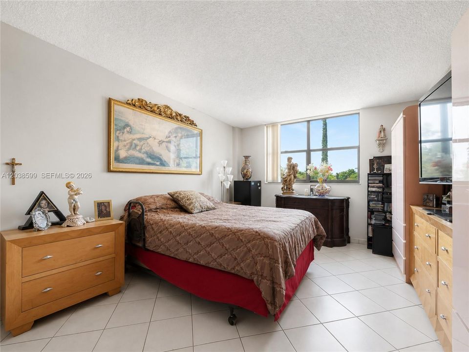For Sale: $360,000 (2 beds, 2 baths, 1294 Square Feet)