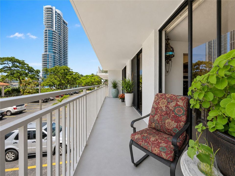 For Sale: $360,000 (2 beds, 2 baths, 1294 Square Feet)