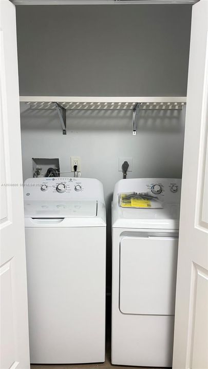 For Sale: $225,000 (2 beds, 2 baths, 1096 Square Feet)