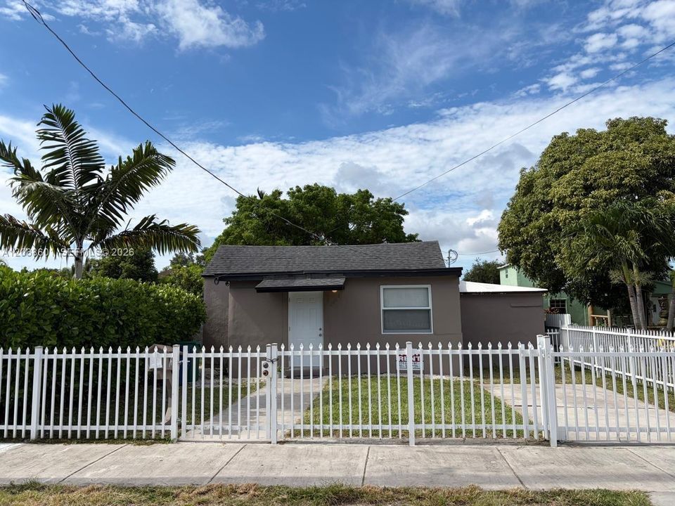 For Sale: $380,000 (3 beds, 2 baths, 836 Square Feet)