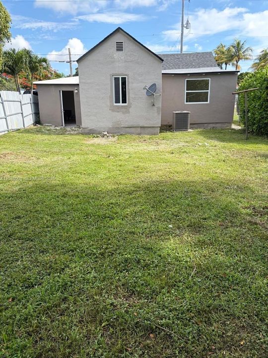 For Sale: $380,000 (3 beds, 2 baths, 836 Square Feet)