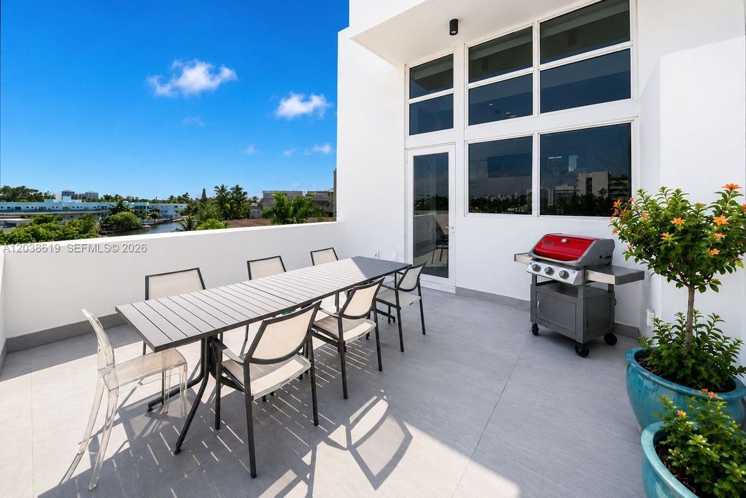 En Venta: $2,100,000 (3 camas, 3 baños, 2266 Pies cuadrados)