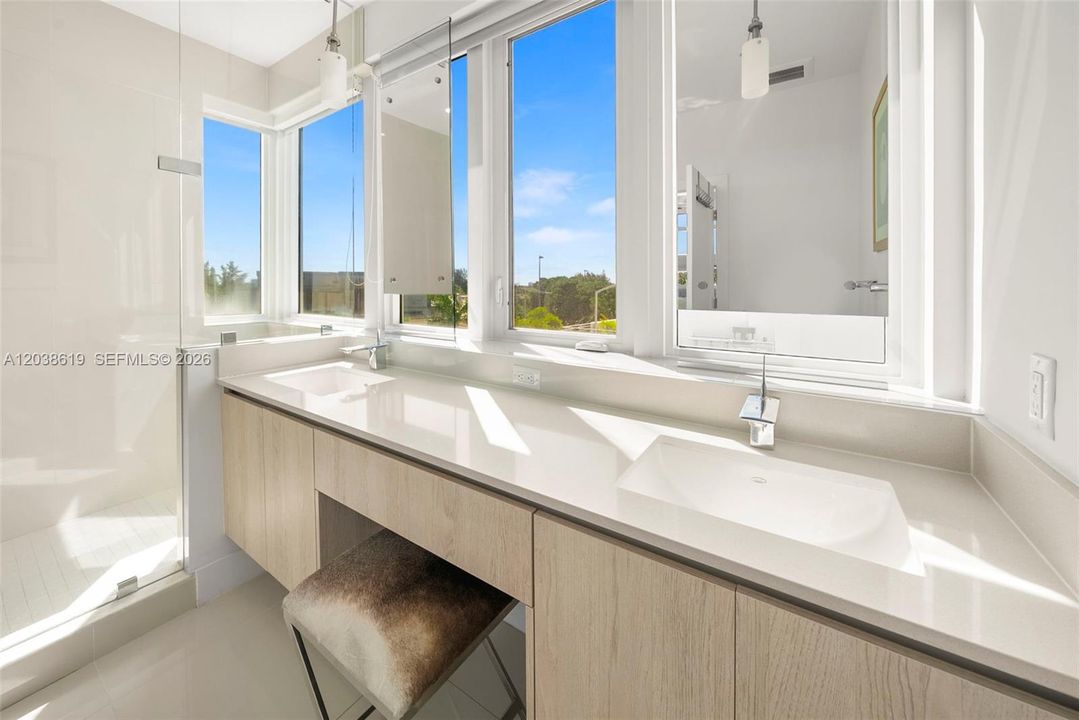 En Venta: $2,100,000 (3 camas, 3 baños, 2266 Pies cuadrados)