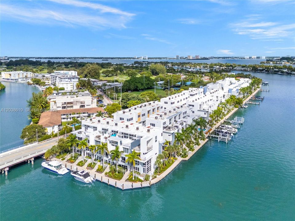 En Venta: $2,100,000 (3 camas, 3 baños, 2266 Pies cuadrados)