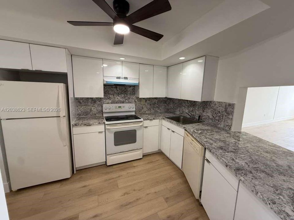 For Sale: $149,900 (1 beds, 1 baths, 1036 Square Feet)