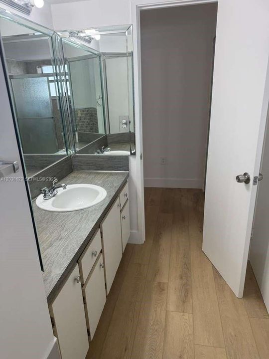 For Sale: $149,900 (1 beds, 1 baths, 1036 Square Feet)
