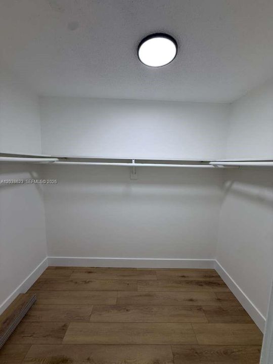 For Sale: $149,900 (1 beds, 1 baths, 1036 Square Feet)