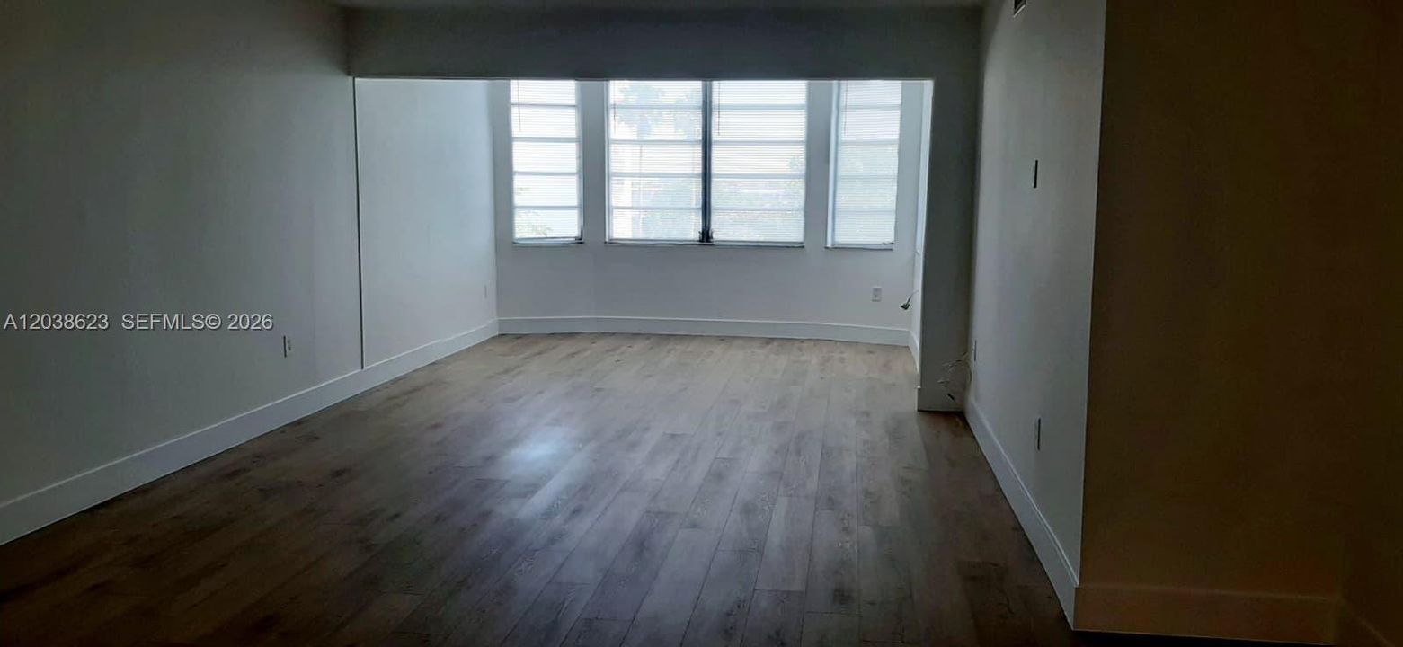For Sale: $149,900 (1 beds, 1 baths, 1036 Square Feet)