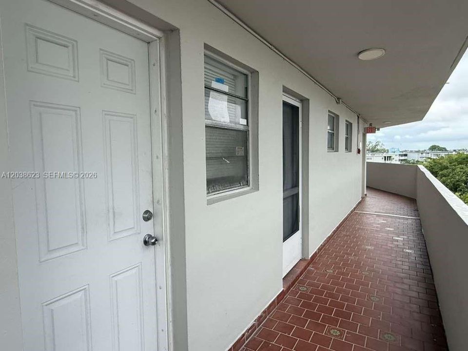 For Sale: $149,900 (1 beds, 1 baths, 1036 Square Feet)