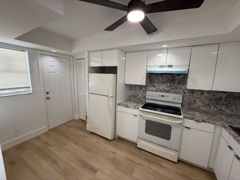 For Sale: $149,900 (1 beds, 1 baths, 1036 Square Feet)