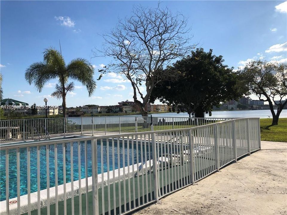 For Sale: $149,900 (1 beds, 1 baths, 1036 Square Feet)
