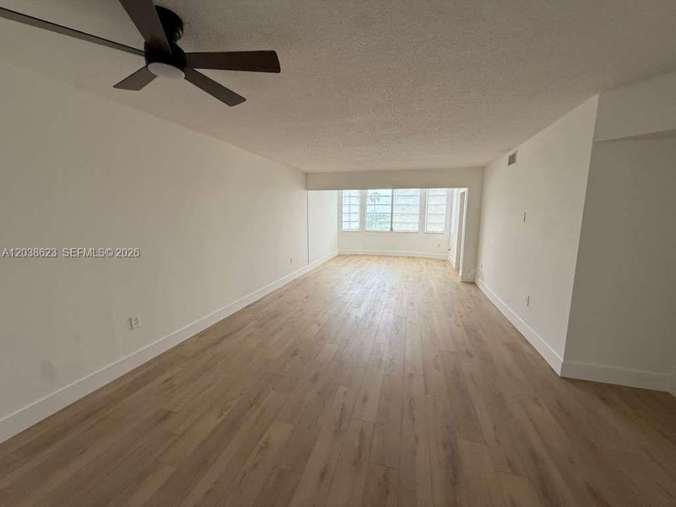 For Sale: $149,900 (1 beds, 1 baths, 1036 Square Feet)