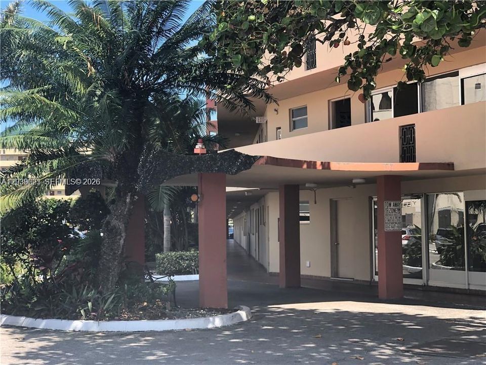 For Sale: $149,900 (1 beds, 1 baths, 1036 Square Feet)