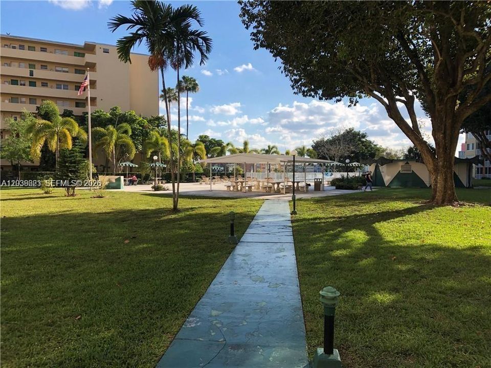 For Sale: $149,900 (1 beds, 1 baths, 1036 Square Feet)