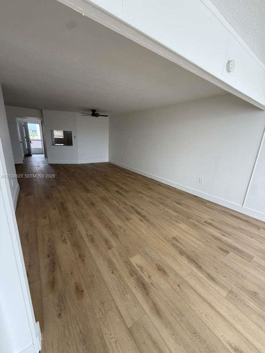 For Sale: $149,900 (1 beds, 1 baths, 1036 Square Feet)