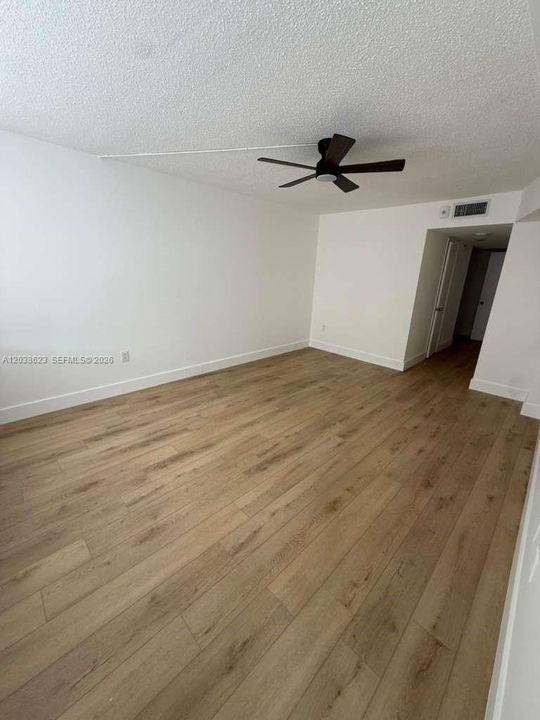 For Sale: $149,900 (1 beds, 1 baths, 1036 Square Feet)