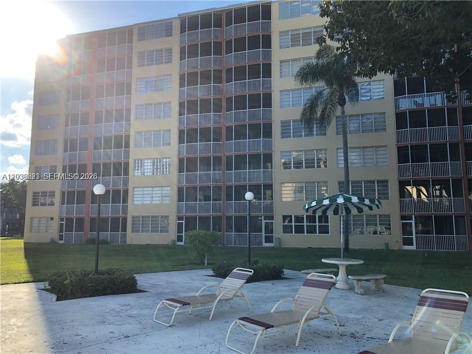 For Sale: $149,900 (1 beds, 1 baths, 1036 Square Feet)