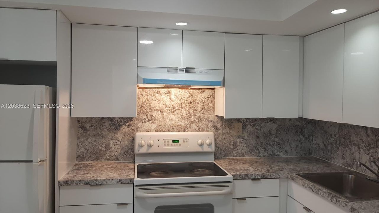 For Sale: $149,900 (1 beds, 1 baths, 1036 Square Feet)