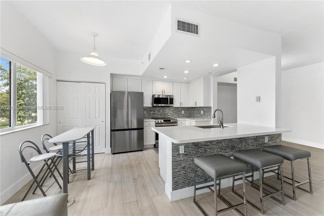 For Sale: $230,000 (2 beds, 2 baths, 1305 Square Feet)