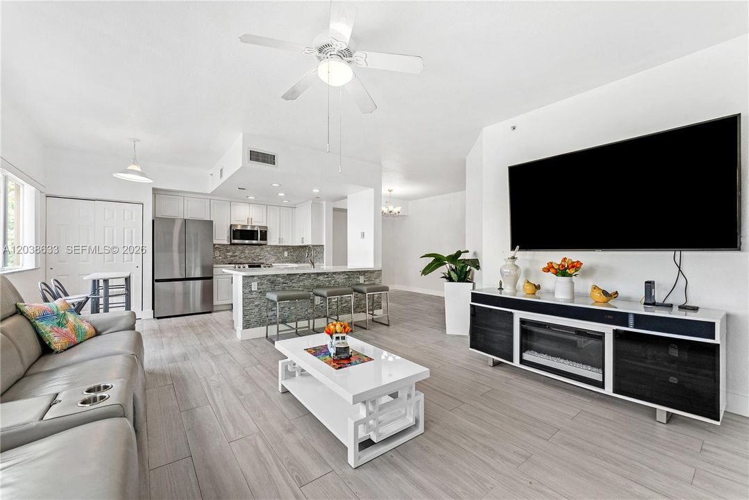 For Sale: $230,000 (2 beds, 2 baths, 1305 Square Feet)