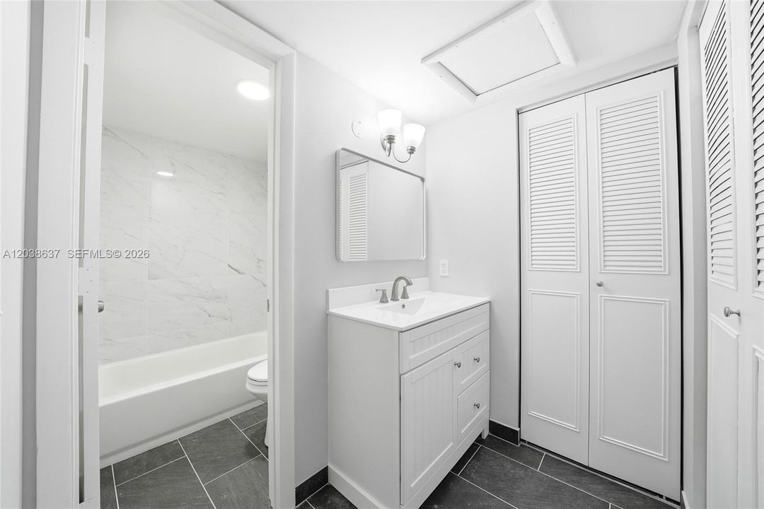 На продажу: $205,000 (2 спален, 2 ванн, 1050 Квадратных фут)