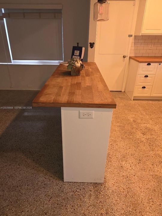 SNACK COUNTER FACING DINING ROOM