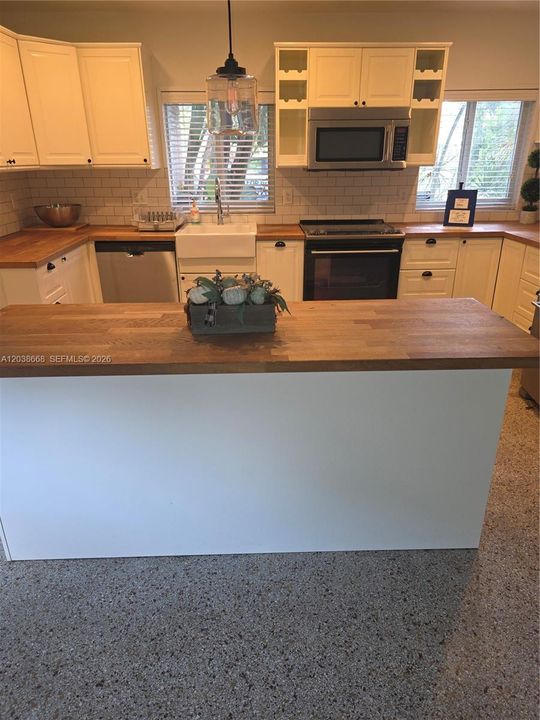 SPACIOUS SNACK COUNTER - WITH STOOLS PERFECT FOR INFORMAL DINING