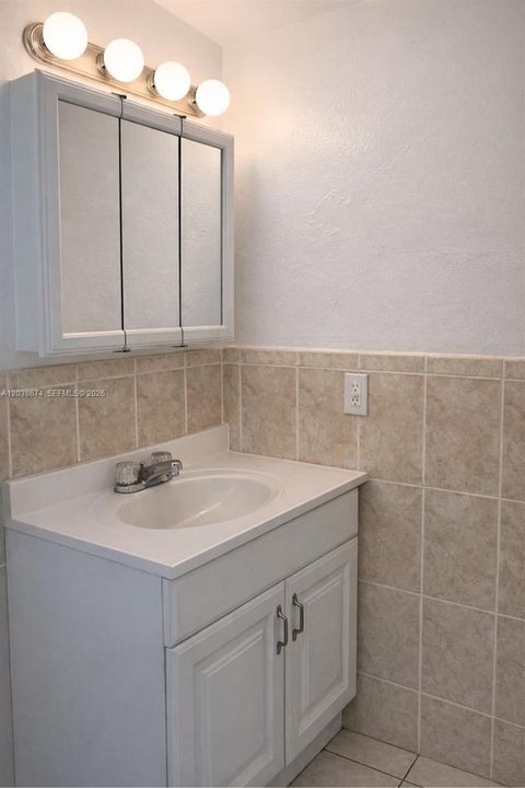 For Sale: $142,500 (1 beds, 1 baths, 583 Square Feet)