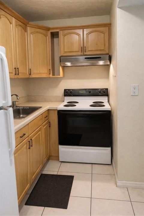 For Sale: $142,500 (1 beds, 1 baths, 583 Square Feet)